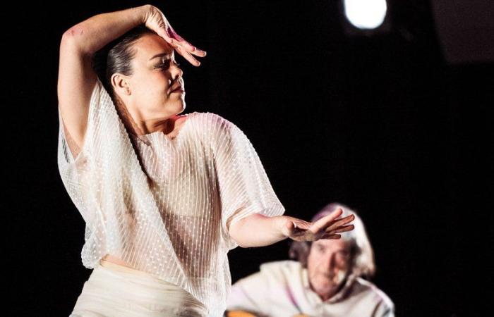 Rocío Molina at the Nîmes Flamenco Festival, self-portrait with three guitars