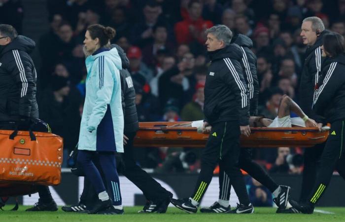 Arsenal Striker Stretchered Off vs. Man Utd in FA Cup