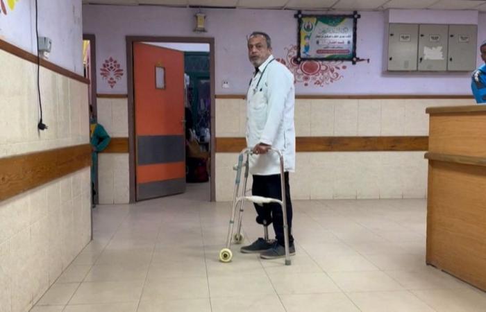 Gaza: Amputated leg, doctor continues to work