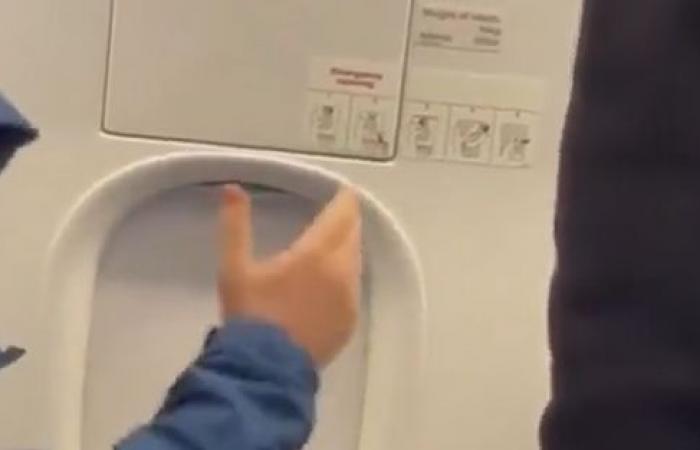 Video: Khabib Nurmagomedov removed from plane after exit row dispute