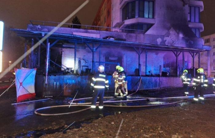 six people die in restaurant fire