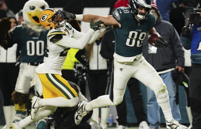 Hurts tosses 2 TD passes and Goedert throws 3 stiff-arms to lead Eagles past Packers 22-10