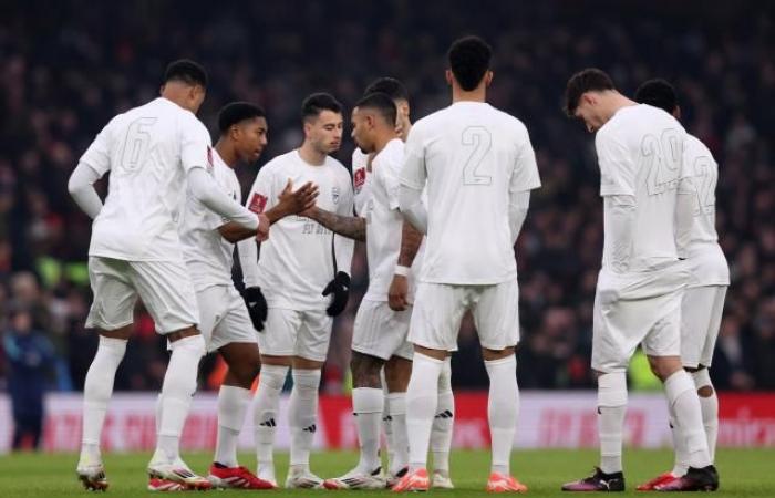 Arsenal plays all white in Cup against Manchester United to fight against knife crime