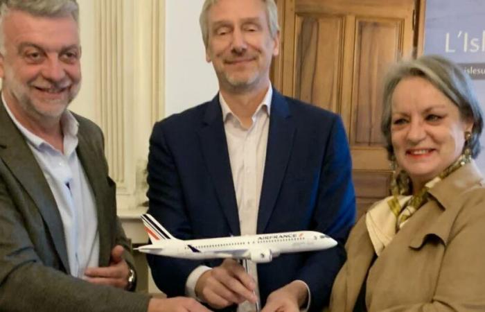 Isle-sur-la-Sorgue. Official delivery to the mayor of the model of the Airbus A220, called “L’Isle-sur-la-Sorgue”