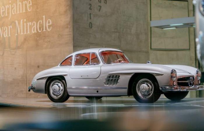 Automotive nostalgia. 1954, the Mercedes-Benz 300 SL spreads its wings and becomes an icon