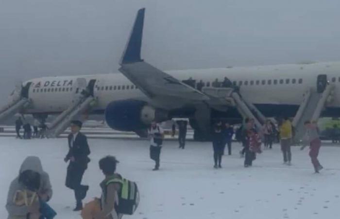 In the middle of a storm: 201 Boeing passengers forced to evacuate by sliding on the tarmac