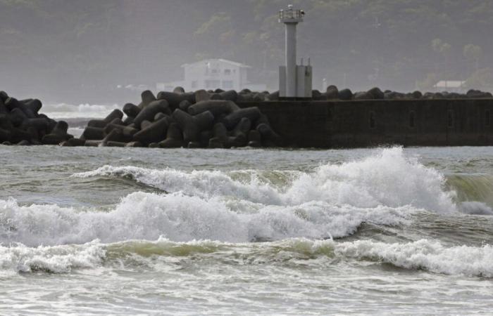 Magnitude 6.7 earthquake shakes southwest Japan