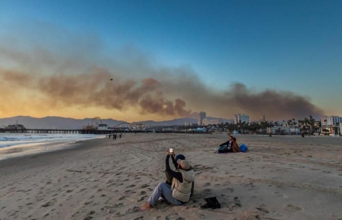 Los Angeles: Santa Ana winds favor fires