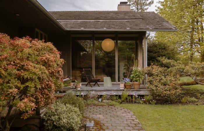 A splendid architect-designed wooden house surrounded by greenery in Portland