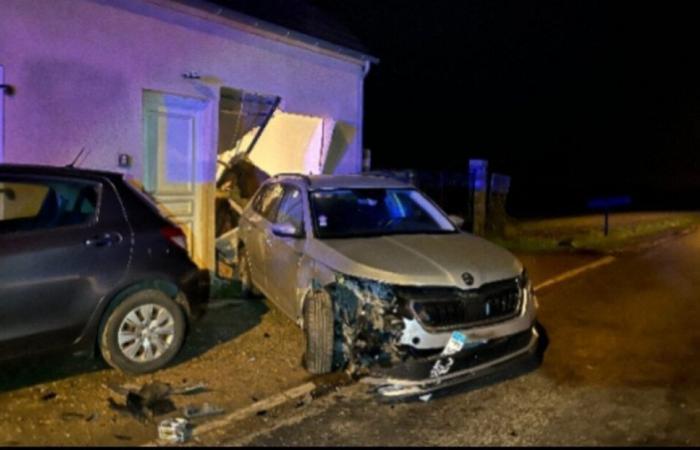 hit by a drunk driver, the car demolishes the wall of a house