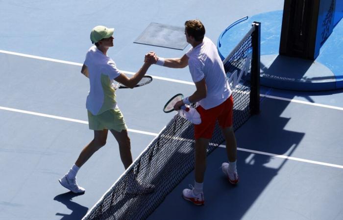 Jannik Sinner begins his Australian Open title defense with a dominant victory over Nicolas Jarry.