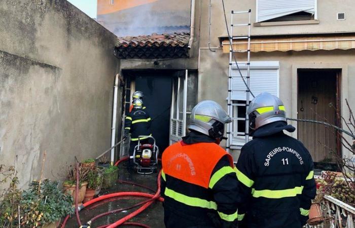 Near Carcassonne, a house completely destroyed by a nighttime fire with six people evacuated by firefighters