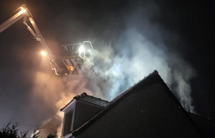 The roof of a house catches fire in the Oise, firefighters limit the damage