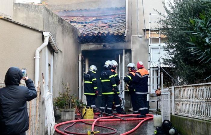 Near Carcassonne, a house completely destroyed by a nighttime fire with six people evacuated by firefighters