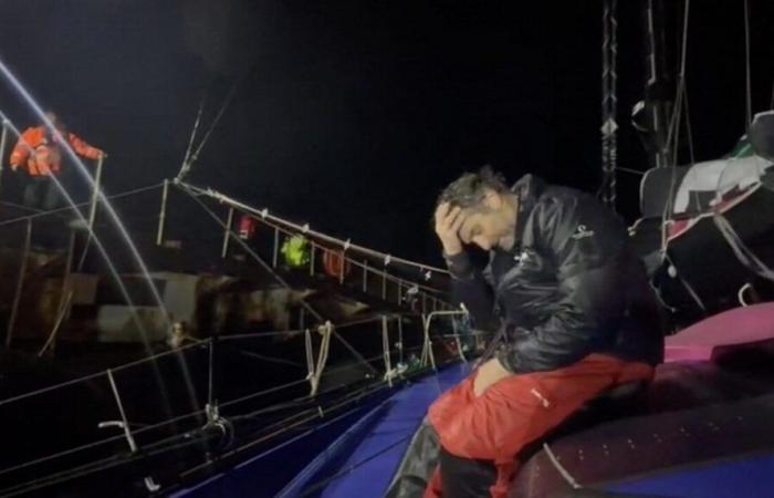 after 62 days at sea, the Yvelin skipper Eric Bellion gives up