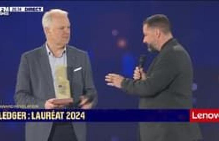 Benjamin Smith, CEO of Air France-KLM, presents the Grand Prix des Managers 2024 to Maurice Lévy, honorary president of Publicis, who passes it on to Hélène Huby, co-founder of The Exploration Company and Arthur Mensch, CEO of Mistral AI