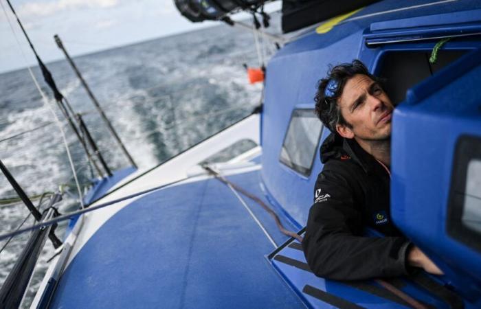 the first images of Charlie Dalin off the coast of Brittany a few hours before his arrival