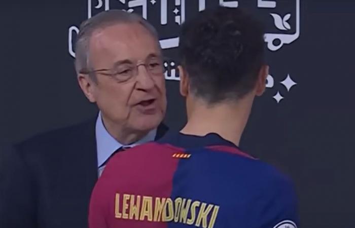 Others had to stand. Perez accosted Lewandowski