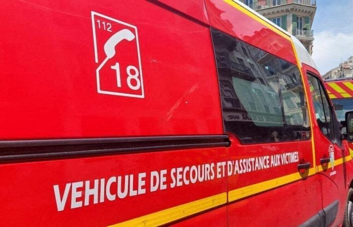 A truck carrying stones overturns and blocks traffic in Vendée