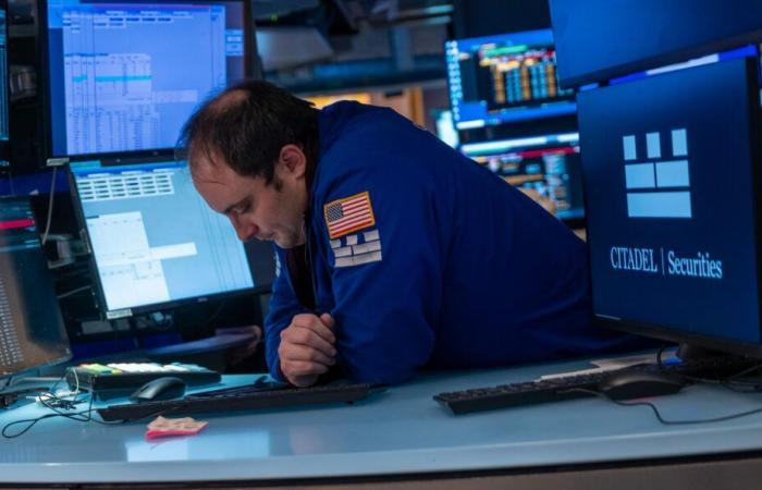 Stock Futures Decline as Tech Slump, Bond Sell-Off Continue