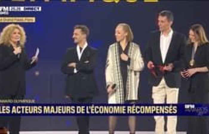 Benjamin Smith, CEO of Air France-KLM, presents the Grand Prix des Managers 2024 to Maurice Lévy, honorary president of Publicis, who passes it on to Hélène Huby, co-founder of The Exploration Company and Arthur Mensch, CEO of Mistral AI