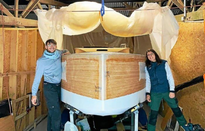 In Lorient, Marine and François’ bamboo sailboat takes shape