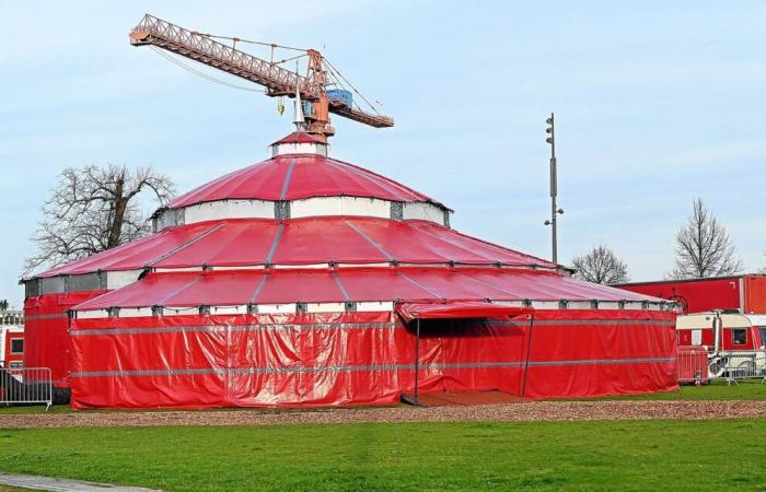 What is this circus tent installed at Place d’Armes in Lorient?