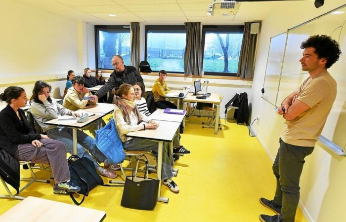 The navigator Thomas André meets the bilingual class students of the Tristan-Corbière high school