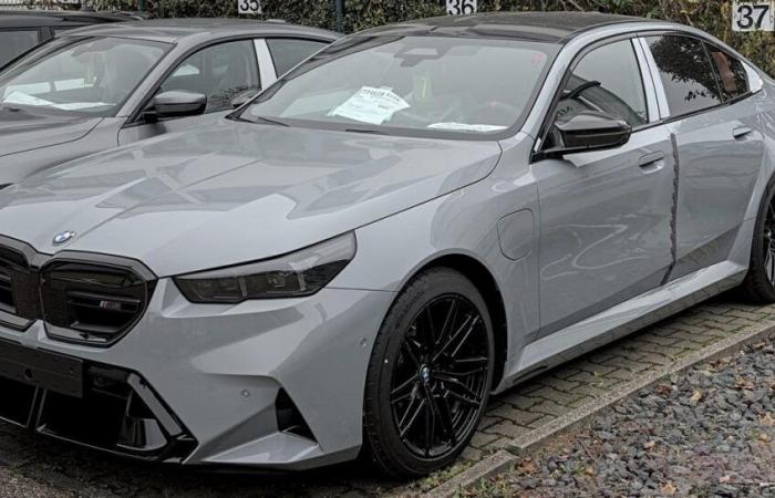 A BMW M5 G90 leaving the dealership ends up seriously damaged in just a few hours!