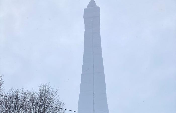 Jean-Marie Laliberté sculpts the Eiffel Tower and its Olympic rings from snow