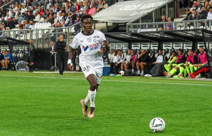 Girondins de Bordeaux. Amiens winger Ikia Dimi on loan, Karim on departure