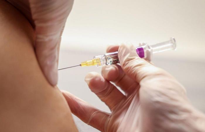 Hospitals overwhelmed by the flu: what if vaccination became compulsory for caregivers?