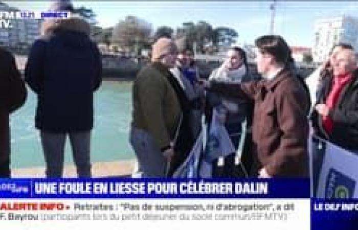 the winner, Charlie Dalin, arrives in Sables-d’Olonne