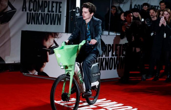 Timothée Chalamet arrives on an electric bike on the red carpet in London, here’s the reason