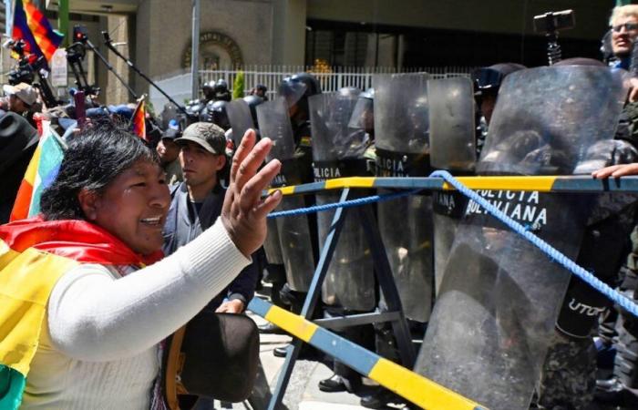 The march of supporters of Evo Morales arrives in La Paz