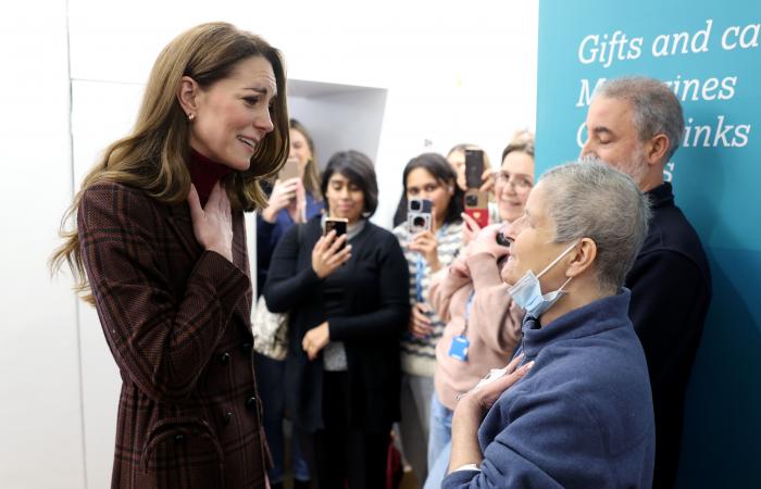 Moved, Kate Middleton visits patients at the hospital where she was treated for cancer