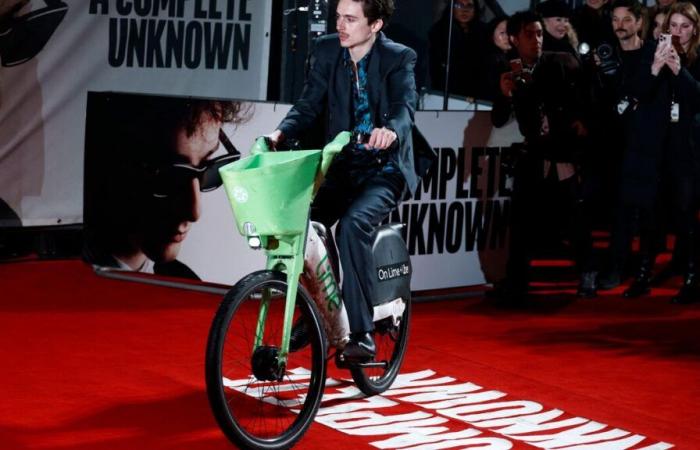 When Timothée Chalamet arrives on the red carpet of “A Perfect Unknown” on a London “vélib’”