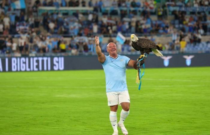 Football: Lazio fires its falconer who showed his penis