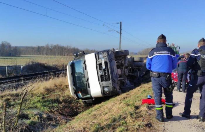 Meurthe-et-Moselle. A truck full of slurry lies in the ditch near Baccarat