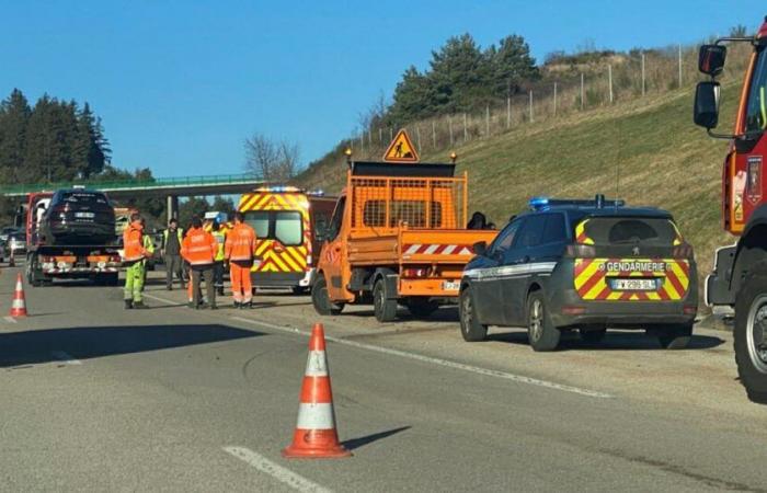 a person in absolute emergency after a collision between three vehicles on the RN88