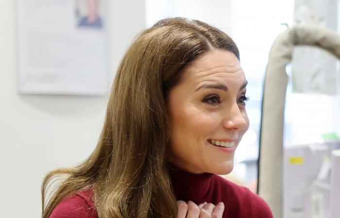 Moved, Kate Middleton visits patients at the hospital where she was treated for cancer