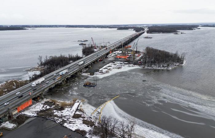 Île-aux-Tourtes Bridge | Icebreakers near the construction site, Quebec calls for vigilance