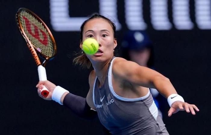 the outgoing finalist, Zheng Qinwen, eliminated; Aryna Sabalenka and Carlos Alcaraz pass without incident, as does Frenchman Benjamin Bonzi