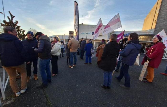 A reception committee of discontented people for Christelle Morançais, in a high school in Vendée