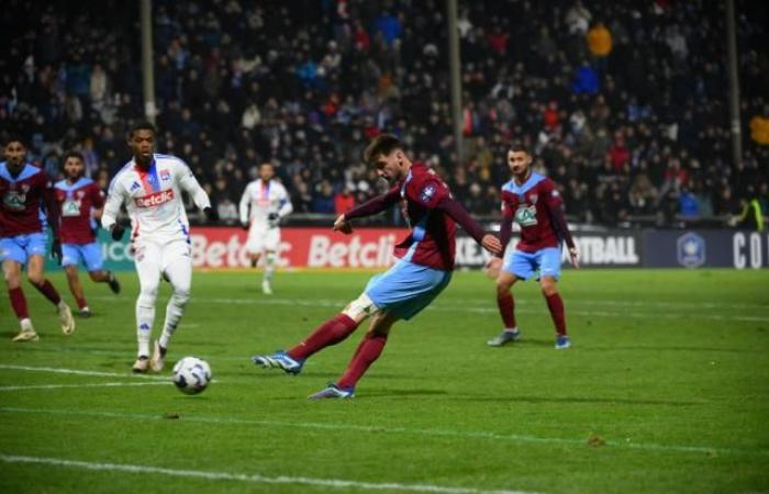 Bourgoin (N3) achieves the feat by defeating OL on penalties in the Coupe de France