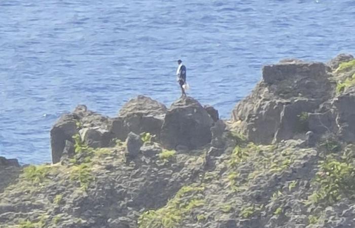 Police come to the aid of a suicidal young man in Anse-Bertrand