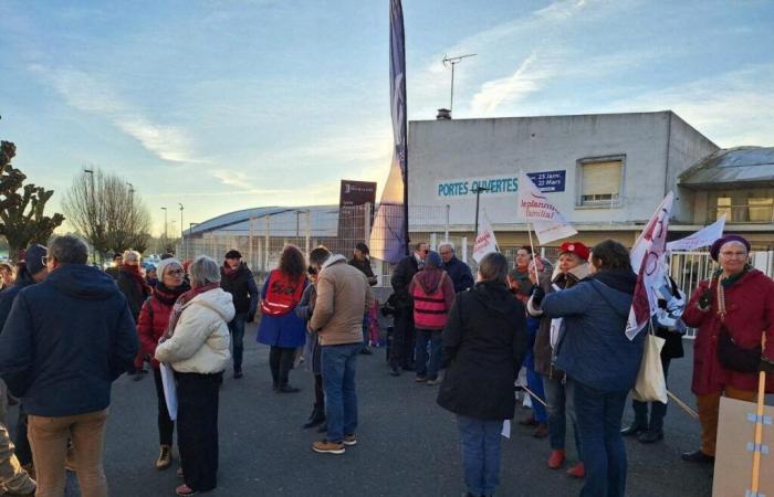 A reception committee of discontented people for Christelle Morançais, in a high school in Vendée