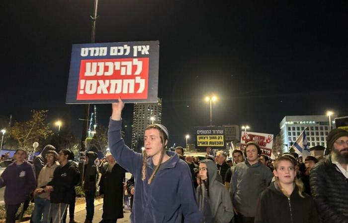 Israelis demonstrate for and against a deal to gradually release hostages