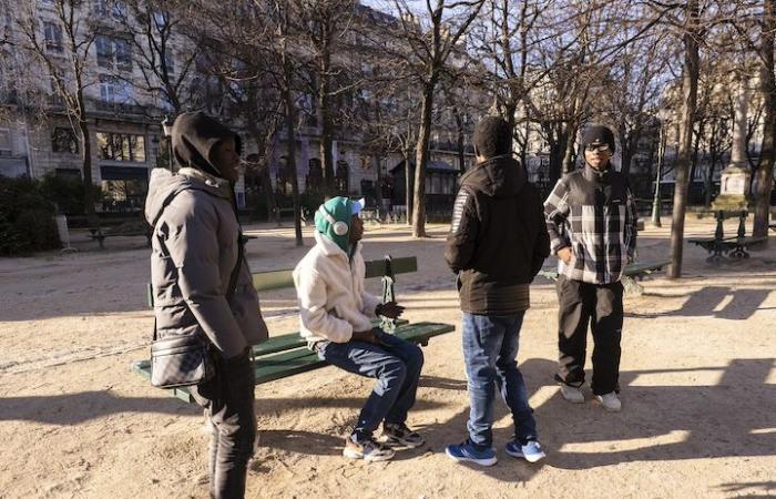 After a month, the 340 exiled minors who occupy the Gaîté Lyrique still have no accommodation solution