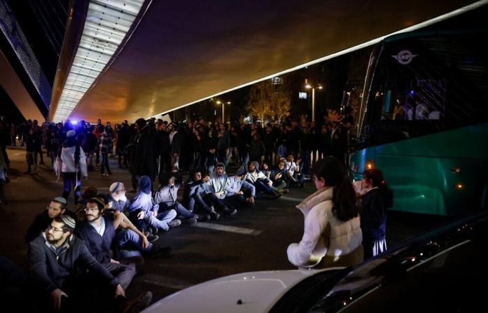 Israelis demonstrate for and against a deal to gradually release hostages